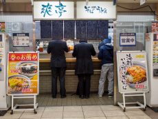 ยืนหรือนั่งก็อร่อยที่ Tachigui ร้านอาหารญี่ปุ่นราคาถูก ในโตเกียว