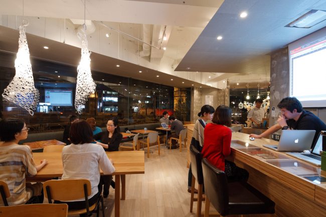4 Cafe Shibuya ชาร์จแบตดี ฟรี Wifi เดินทางง่ายจากสถานีชิบูย่า
