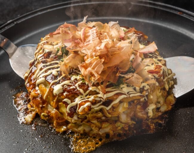 รู้จัก โอโคโนมิยากิ (Okonomiyaki) : พิซซ่าญี่ปุ่น คืออะไร