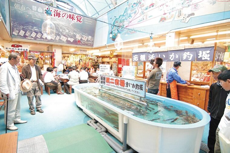 ตลาดเช้าฮาโกดาเตะ (函館朝市) ตื่นเช้ามากินซีฟู้ดสดระดับฮอกไกโด