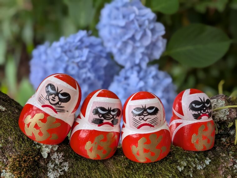 คู่มือเที่ยว วัดคัตสึโอจิ (Katsuo-ji) โอซาก้า ฉบับอัปเดตใหม่สุดสุด ปี 2026—ดารุมะนับพันกับดอกอาจิไซสีสันสดใส