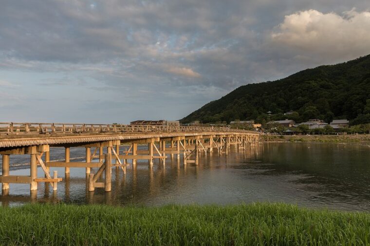 สะพานโทเก็ตสึเกียวทอดข้ามแม่น้ำที่อาราชิยาม่า เกียวโต